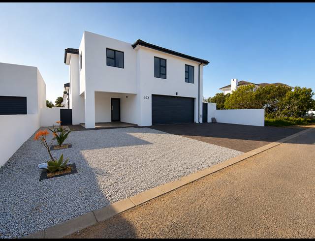 4 BEDROOM FREESTANDING FOR SALE IN SHELLEY POINT